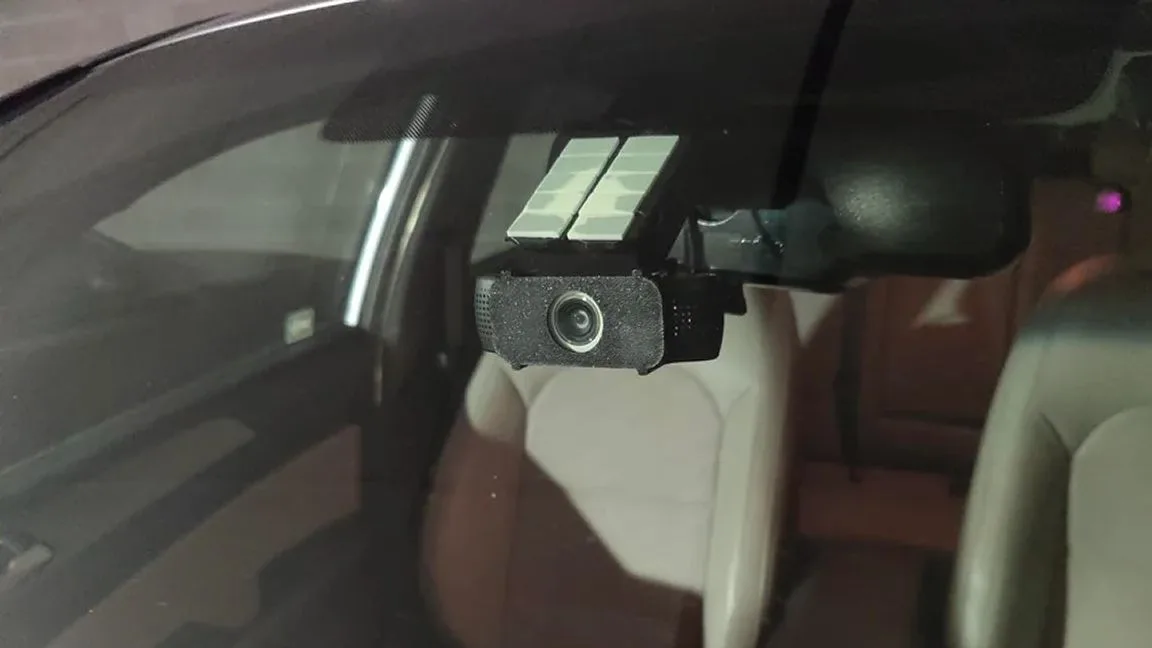 Cette dashcam Raspberry Pi enregistre en continu même lorsque votre voiture est éteinte