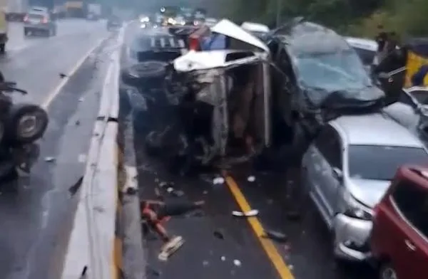 Secondes de collision consécutive de Cipularang enregistrées par Dashcam de voitures qui passent – ​​ACTION KATA