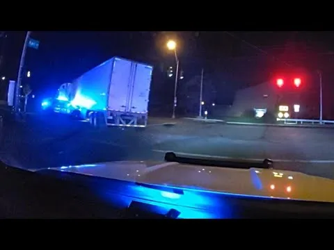 Une vidéo de Dashcam montre un homme menant des officiers de Columbus dans une poursuite dans un semi-remorque, heurtant un croiseur