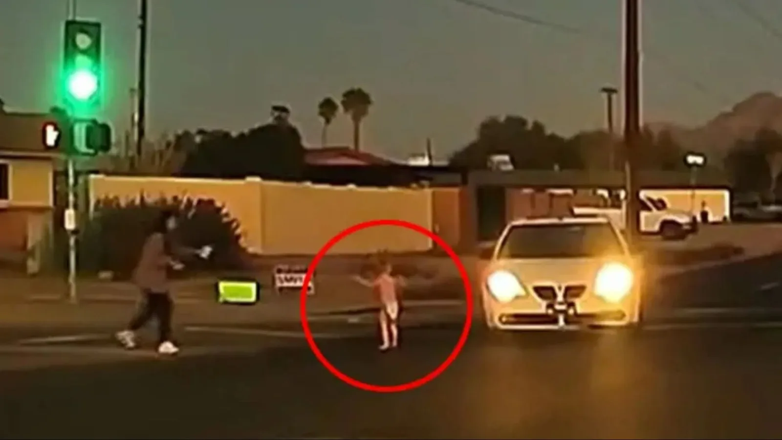 Une vidéo terrifiante de la dashcam montre le moment où un enfant en couche se précipite sur ROAD alors que les voitures font un écart pour l’éviter et que le conducteur crie