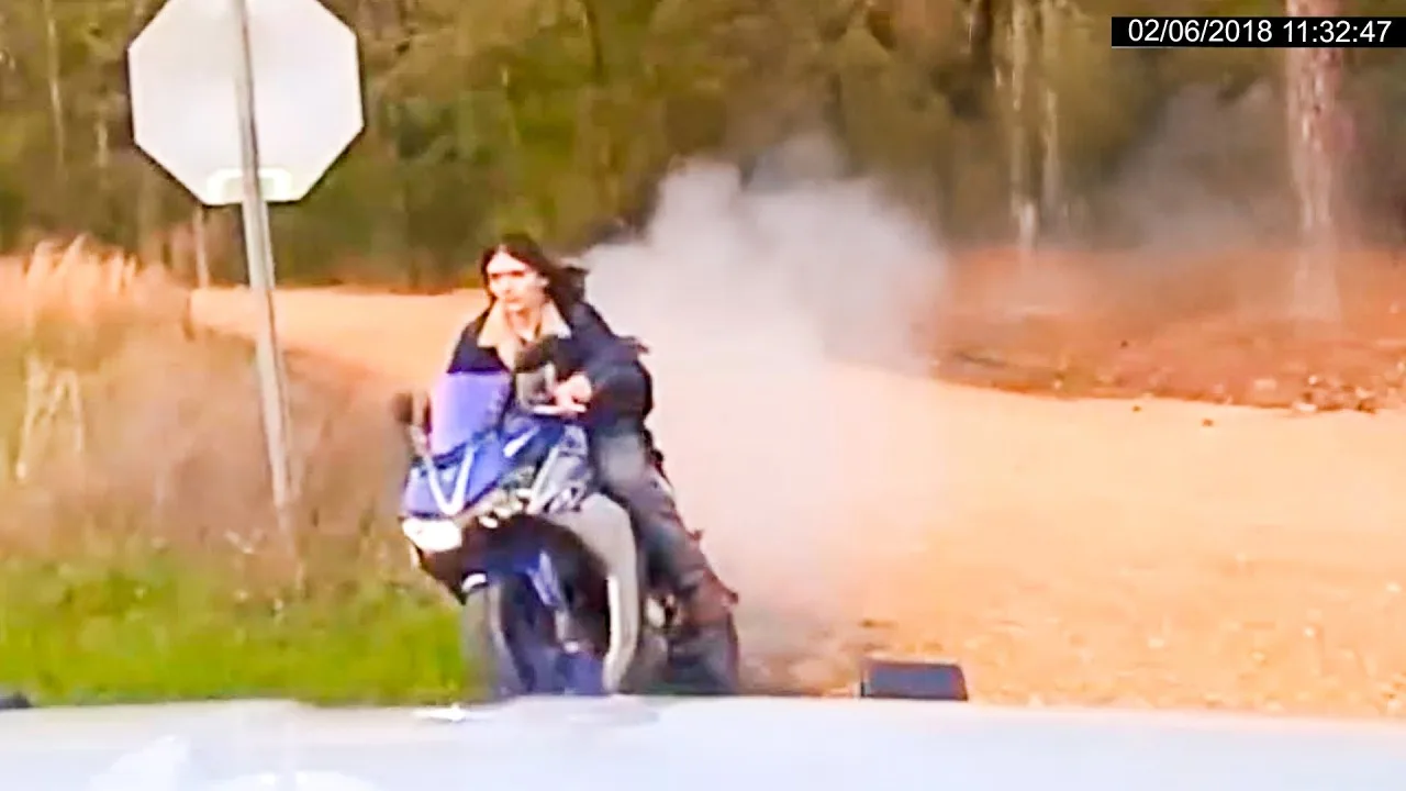 Les poursuites en moto à grande vitesse les plus folles – filmées par la caméra embarquée de la police