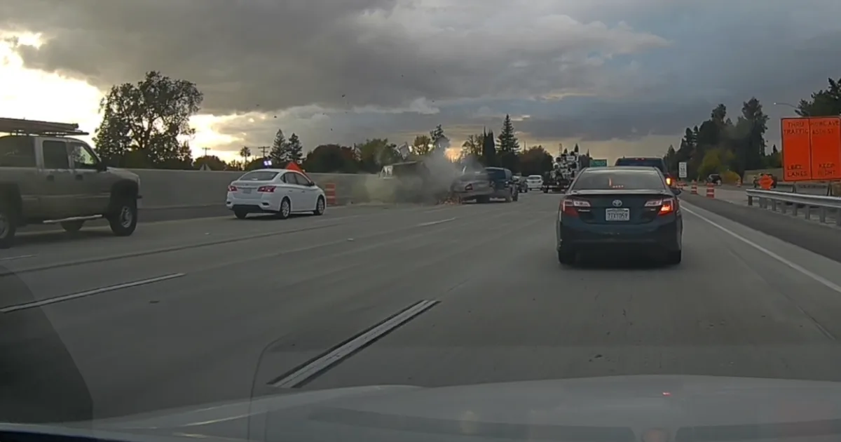 Des images de Dashcam montrent un conducteur percutant violemment un véhicule sur l’autoroute de Sacramento