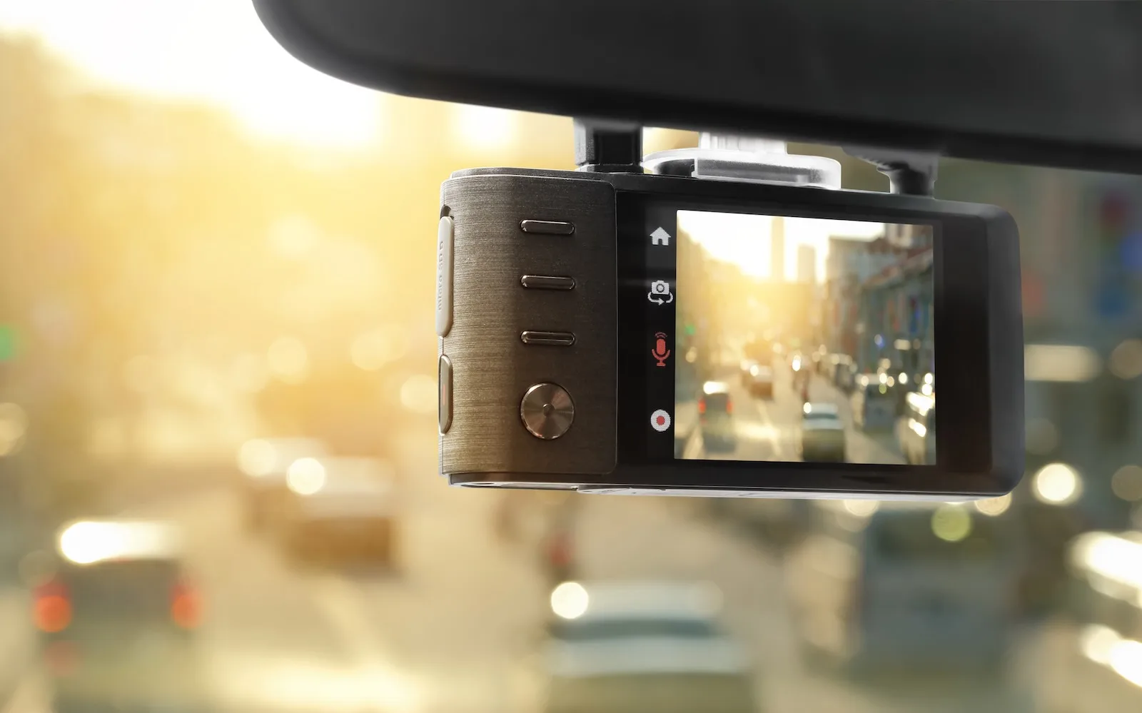 Vue d’une rue grâce à une dashcam accrochée à un pare-brise.