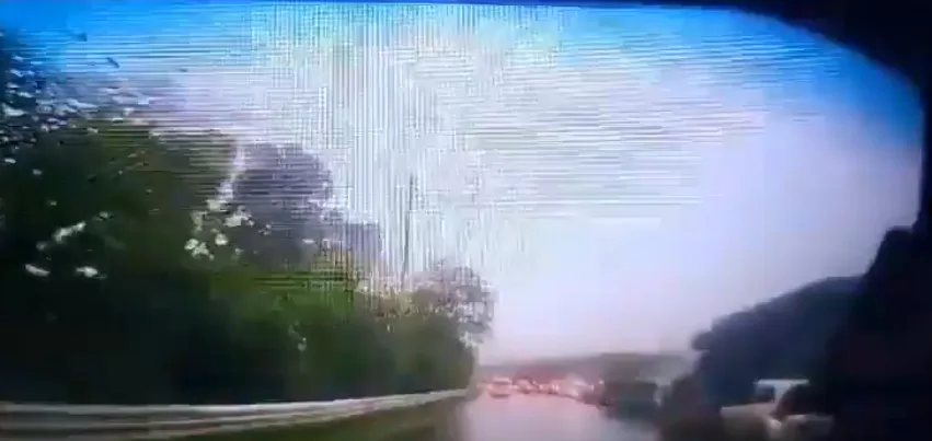 Secondes d’accidents consécutifs sur la route à péage Cipularang KM 92 enregistrés par dashcam, une défaillance des freins du camion en est la cause