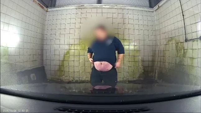 Un employé du voiturier urine sur la Mercedes A35 de Michael. Un homme a été horrifié après avoir déposé sa voiture pour qu'elle soit nettoyée ? pour découvrir des images de dashcam montrant un employé en train d'uriner sur son véhicule. Michael Hinsley, de Shrewsbury, Shropshire, a fait récupérer sa Mercedes A35 d'une valeur de 30 000 ? pour un entretien de routine chez son concessionnaire Mercedes local le 4 décembre. Lorsqu'il a récupéré la voiture, ils semblaient avoir fait un travail de premier ordre, mais quand il En feuilletant les images de la dashcam, il était abasourdi. « J'étais absolument horrifié de voir ce que le gars avait fait, uriner sur ma voiture ? Je ne pouvais tout simplement pas y croire.