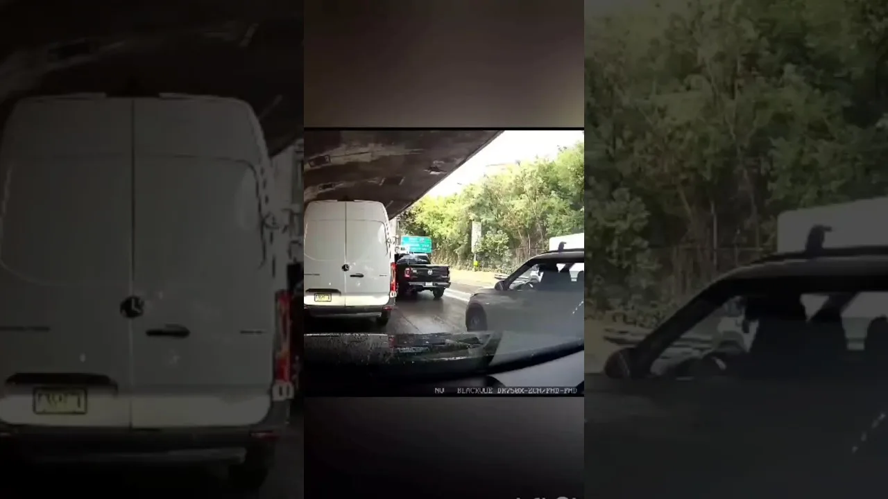 Lexus emboute l’arrière d’un véhicule d’urgence après un arrêt brutal