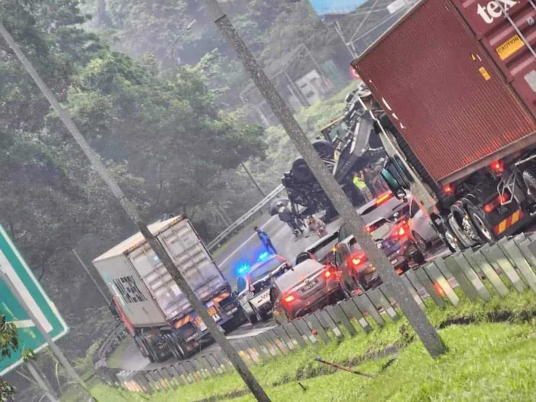 Calomnié pour avoir changé de voie et provoqué le renversement d'un camion ATM, Abang Lori révèle une Dashcam