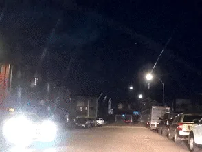 Une Dashcam capture un météore aveuglant dans le ciel nocturne de l’Alberta