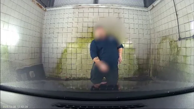 Un employé du voiturier urine sur la Mercedes A35 de Michael. Un homme a été horrifié après avoir déposé sa voiture pour qu'elle soit nettoyée ? pour découvrir des images de dashcam montrant un employé en train d'uriner sur son véhicule. Michael Hinsley, de Shrewsbury, Shropshire, a fait récupérer sa Mercedes A35 d'une valeur de 30 000 ? pour un entretien de routine chez son concessionnaire Mercedes local le 4 décembre. Lorsqu'il a récupéré la voiture, ils semblaient avoir fait un travail de premier ordre, mais quand il En feuilletant les images de la dashcam, il était abasourdi. « J'étais absolument horrifié de voir ce que le gars avait fait, uriner sur ma voiture ? Je ne pouvais tout simplement pas y croire.