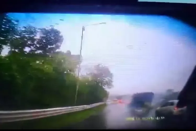 Secondes d’accidents successifs sur la route à péage Cipularang KM92 enregistrées par Dashcam