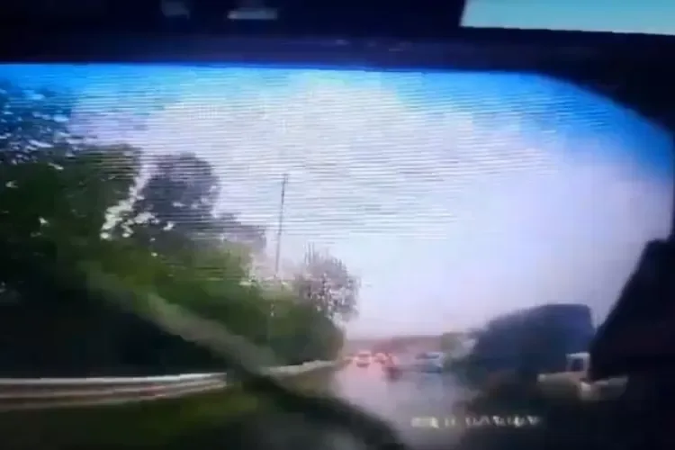 Terrifiant ! Secondes d’accidents successifs sur la route à péage de Cipularang enregistrées par Dashcam