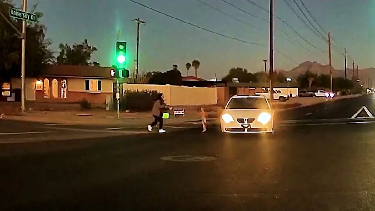 Un tout-petit à une intersection en Arizona : une Dashcam filme une scène dramatique