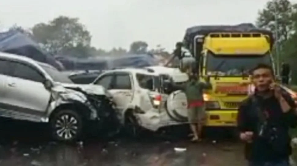 Secondes d’accident mortel sur la route à péage de Cipularang enregistrées par Dashcam ! Des camions lourds impliqués