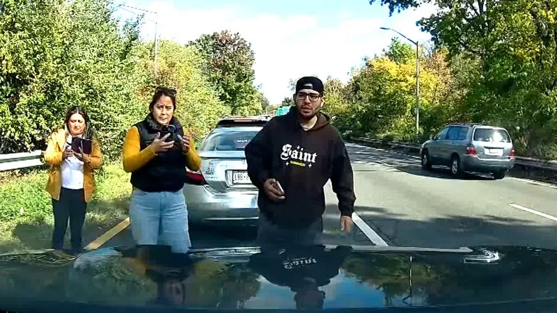 Une personne inculpée dans un accident de voiture simulé filmée par une caméra de tableau de bord