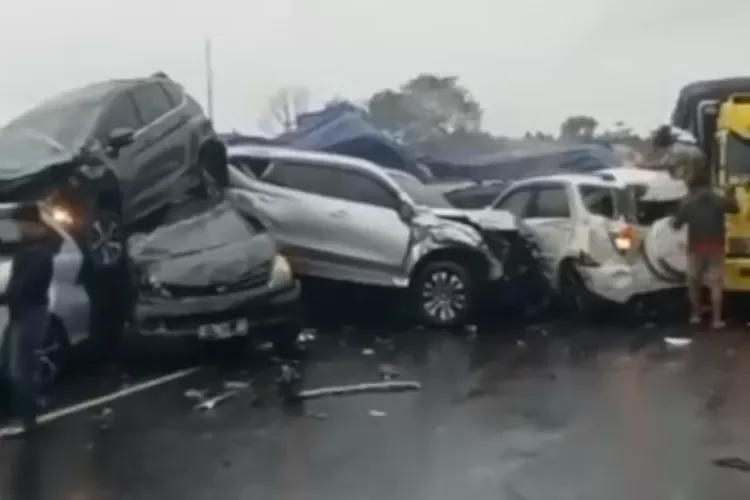 Viral! Images de Dashcam de secondes d’accidents successifs sur la route à péage de Cipularang, un camion subit une défaillance des freins
