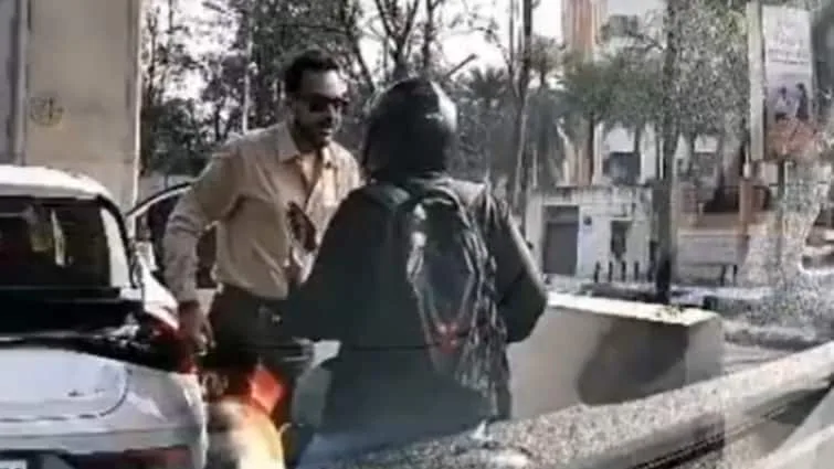 Un conducteur de voiture s’en prend à un automobiliste pour une « égratignure mineure » à Bangalore, la Dashcam montre la rage au volant – sur la caméra