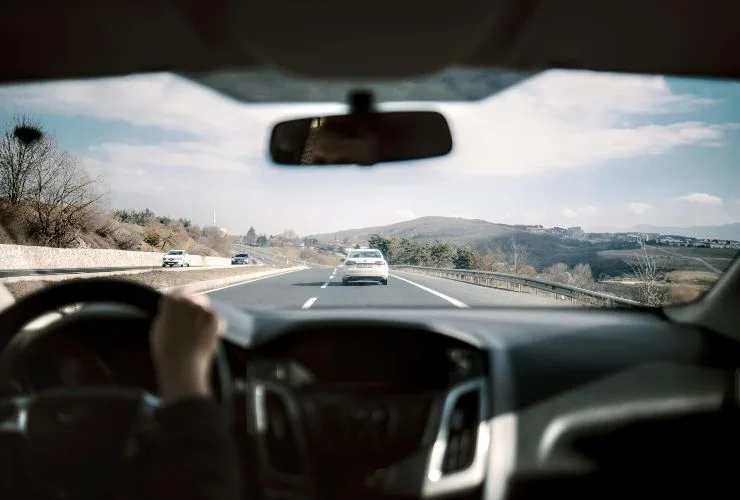 Homme derrière le volant