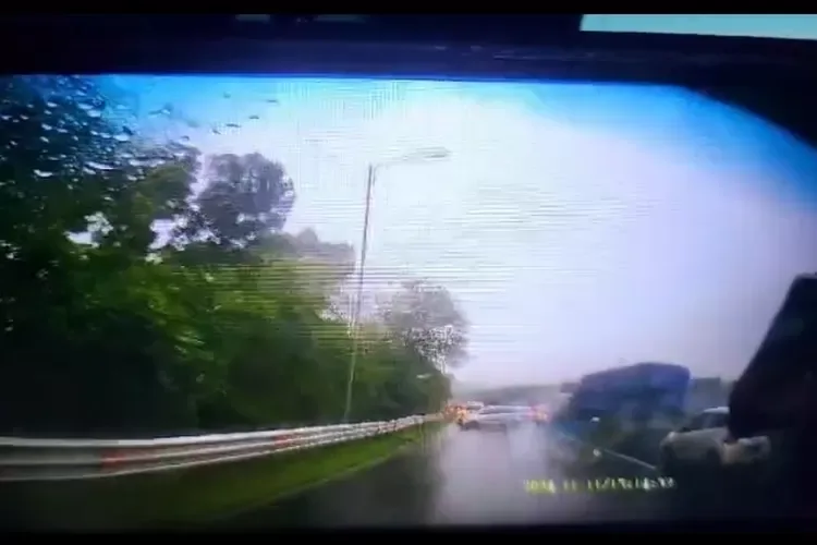 Secondes d’un accident successif sur la route à péage de Purbaleunyi, enregistré sur la caméra embarquée d’une voiture d’ambulance, collisions d’un camion Tronton en marche avec un véhicule devant