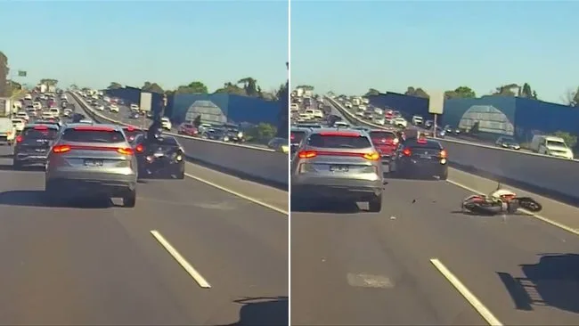 Le motocycliste s'est écrasé à l'arrière d'une voiture noire, a renversé le guidon et a atterri sur le toit de la voiture.