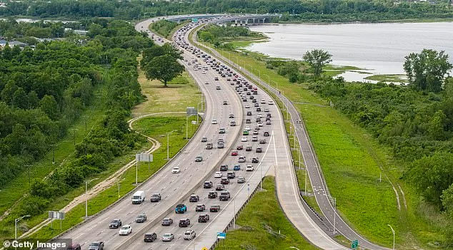 La vidéo montre le véhicule - conduit par les escrocs présumés - se déplaçant le long de Belt Parkway à New York, dans le Queens, avant d'être vu ici.