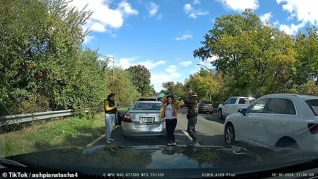«Ils sont seulement sortis de la voiture avec leurs téléphones, prêts à enregistrer les dégâts causés aux deux voitures.» Ils n'ont pas tardé à demander mon assurance et sont rapidement partis après l'échange