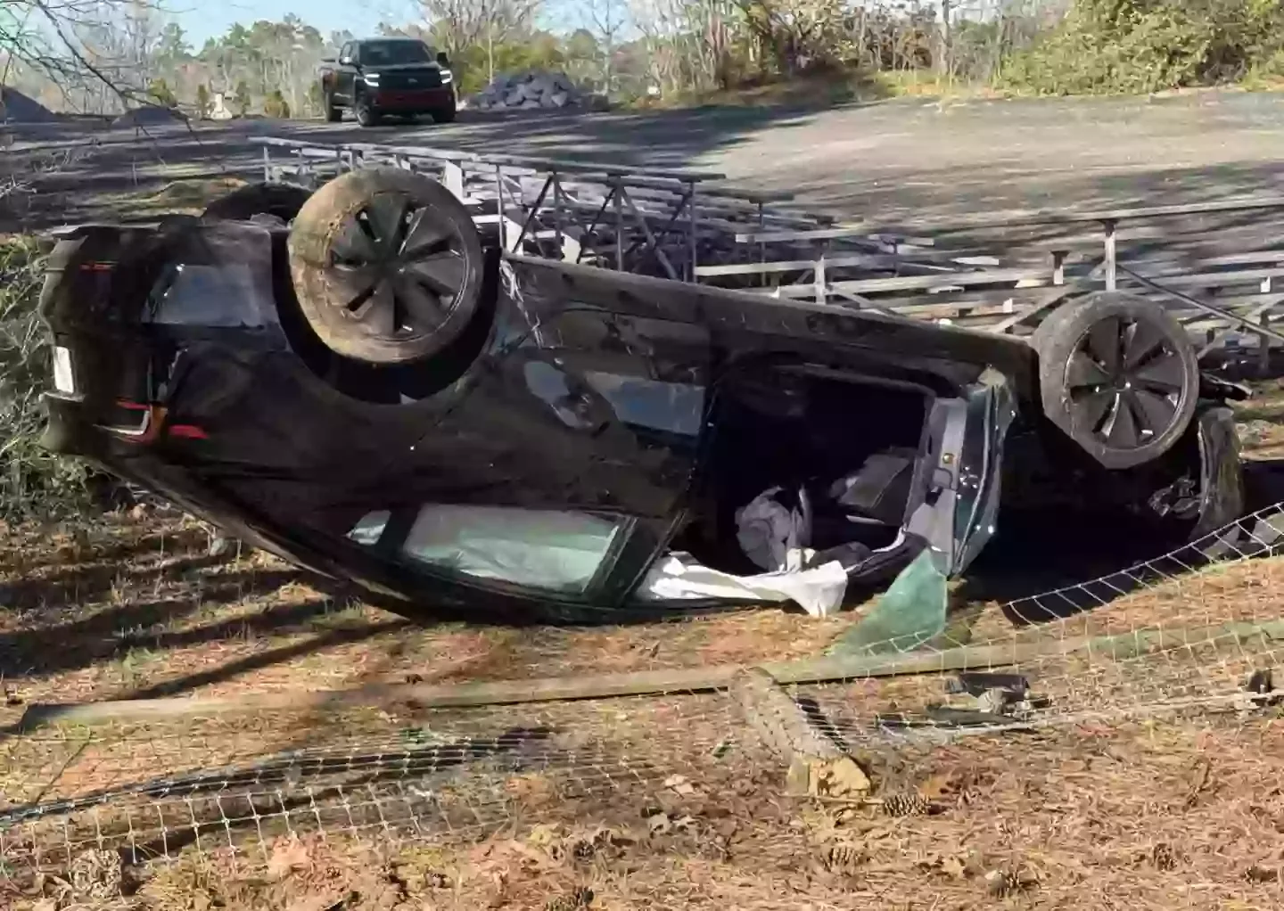 Le Tesla se retourne après avoir frappé l'arbre (Reddit / SynnightMare)