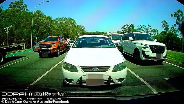 La mêlée se poursuivait alors que l'automobiliste de la dashcam s'éloignait