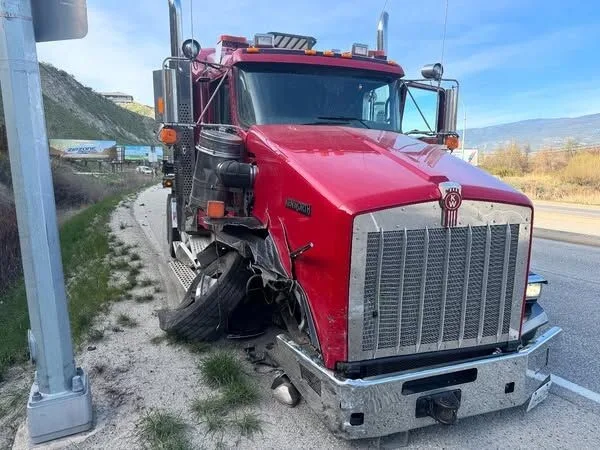 Une voiture s'est écrasée dans un semi-camion jeudi soir alors qu'il était sur l'autoroute 97
