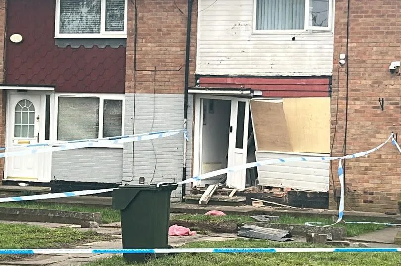 Dommages à une propriété à Albourne Green, Middlesbrough, où un véhicule s'est inversé dans une maison. Un cordon reste en place