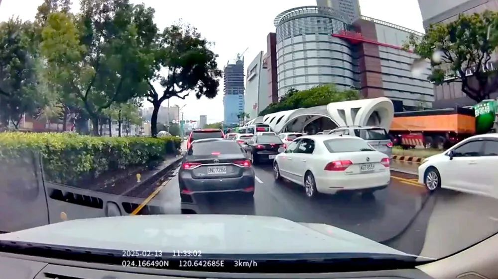 Dashcam enregistre une explosion de gaz mortelle dans le grand magasin de Taiwan: 4 morts et 26 personnes ont été blessées