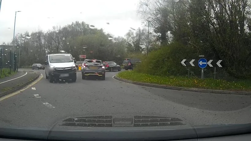 Une camionnette qui va dans le mauvais sens autour d'un rond-point Une camionnette qui va dans le mauvais sens autour d'un rond-point