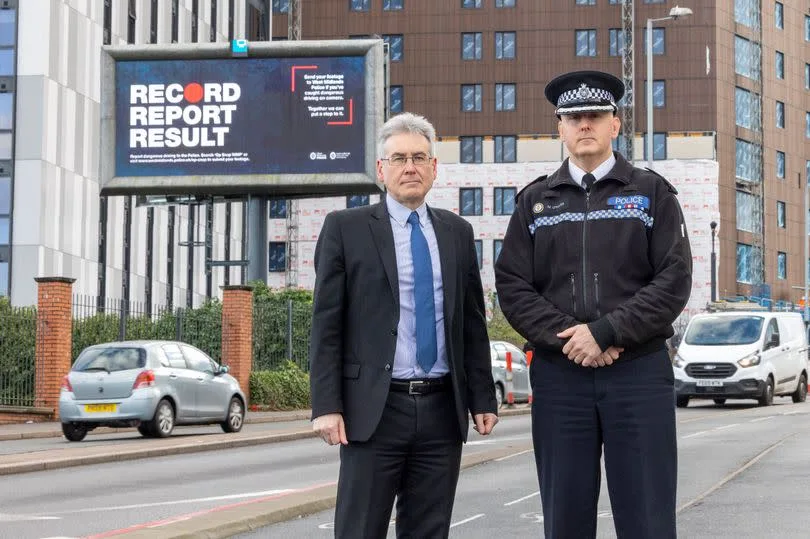 Le commissaire à la police et à la criminalité des West Midlands, Simon Foster, avec le chef adjoint de la police des West Midlands, Mike O'Hara, lors du lancement du Record. Rapport. Campagne de résultats pour lutter contre la conduite dangereuse