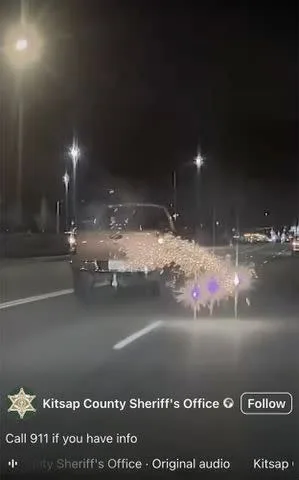 Le bureau du shérif du comté de Kitsap / Facebook Dashcam capture des feux d'artifice de tir de camion dans un incident présumé de rage au volant