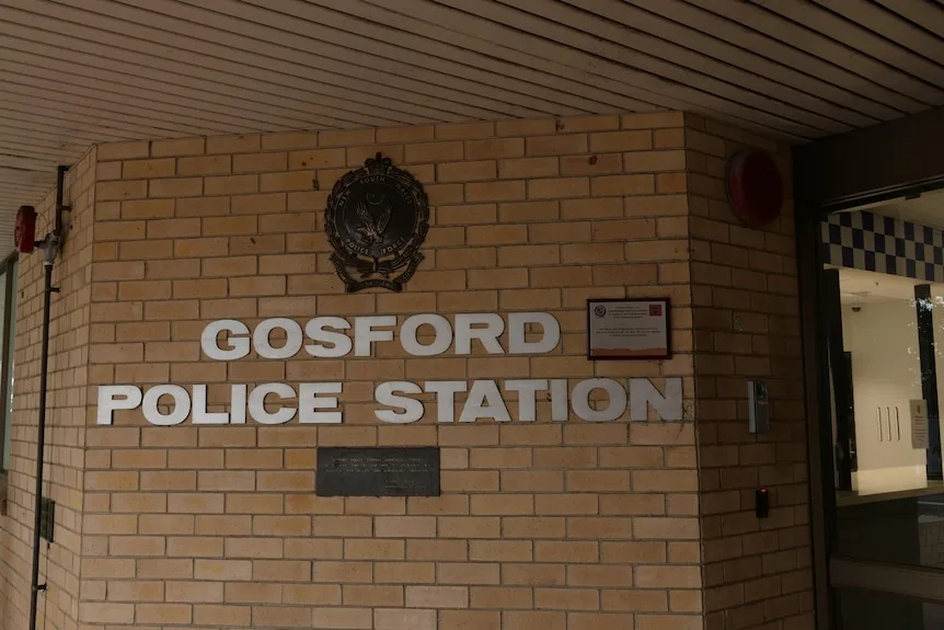 Un panneau indiquant le poste de police de Gosford