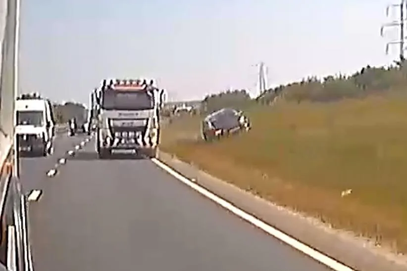 La voiture entreprend du camion sur le bord de l'herbe