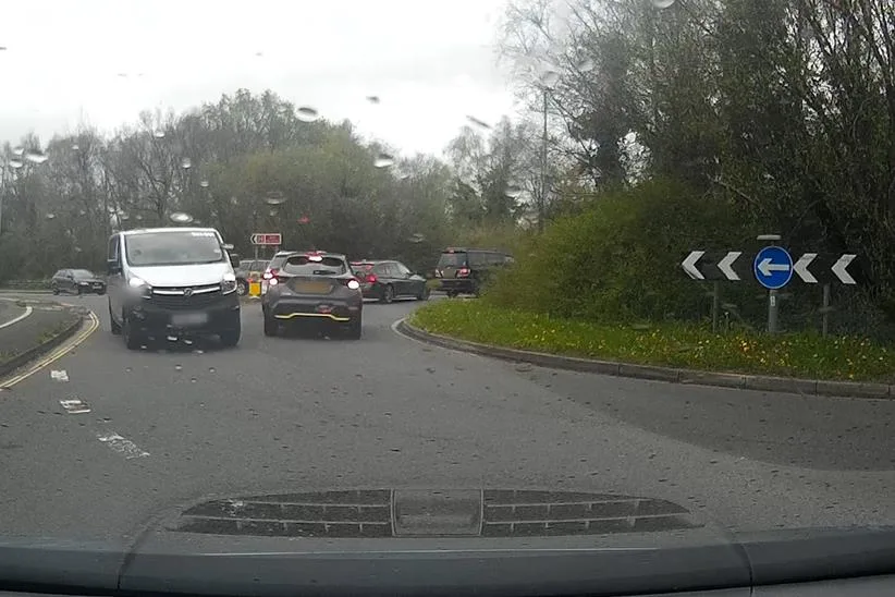 Une camionnette qui va dans le mauvais sens autour d'un rond-point