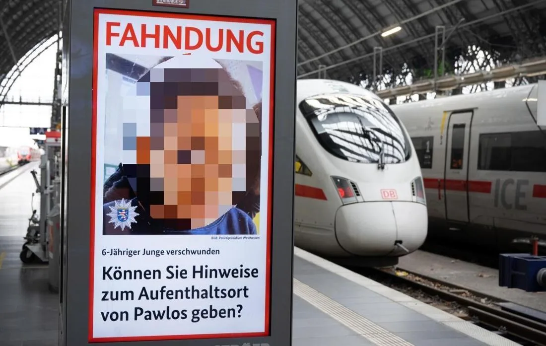 Avec une photo des Pawlos manquants de Weilburg, le BKA recherche le garçon disparu sur les écrans Infos dans la gare principale. Pendant ce temps, il n'y a pas de trace des six ans.