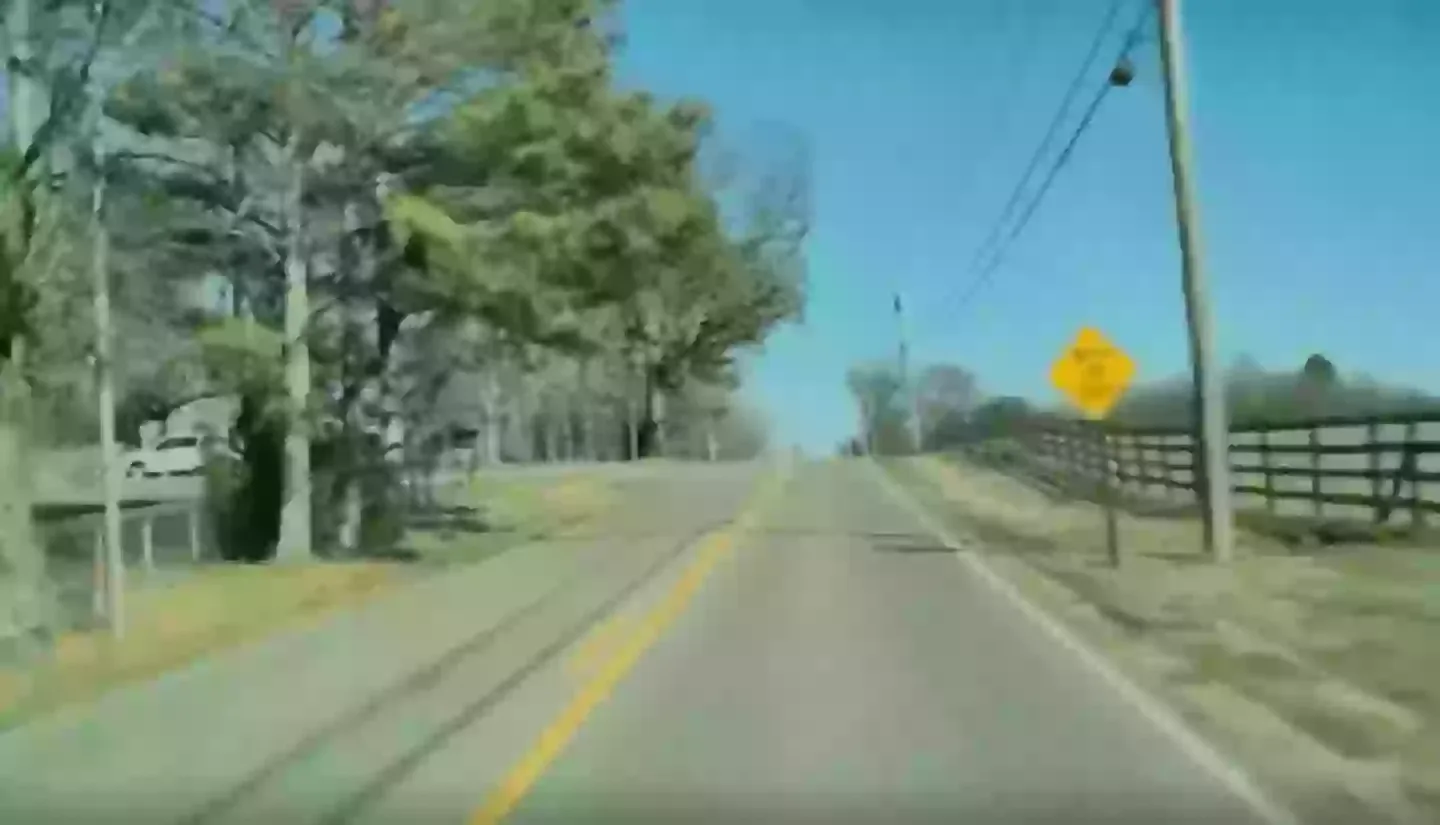 Les gens ont noté qu'il y avait des ombres sur la route (Reddit / SynnightMare)