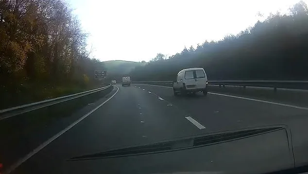 Dans ce clip, on peut voir une voiture rouler à contresens sur la chaussée.