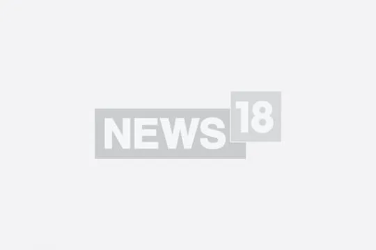 Des colonnes épaisses de fumée noire se gonflent de la zone du port de Shahid Rajee où l'explosion s'est produite. De nombreux conteneurs étaient situés sur le site de l'explosion. (Image: x)