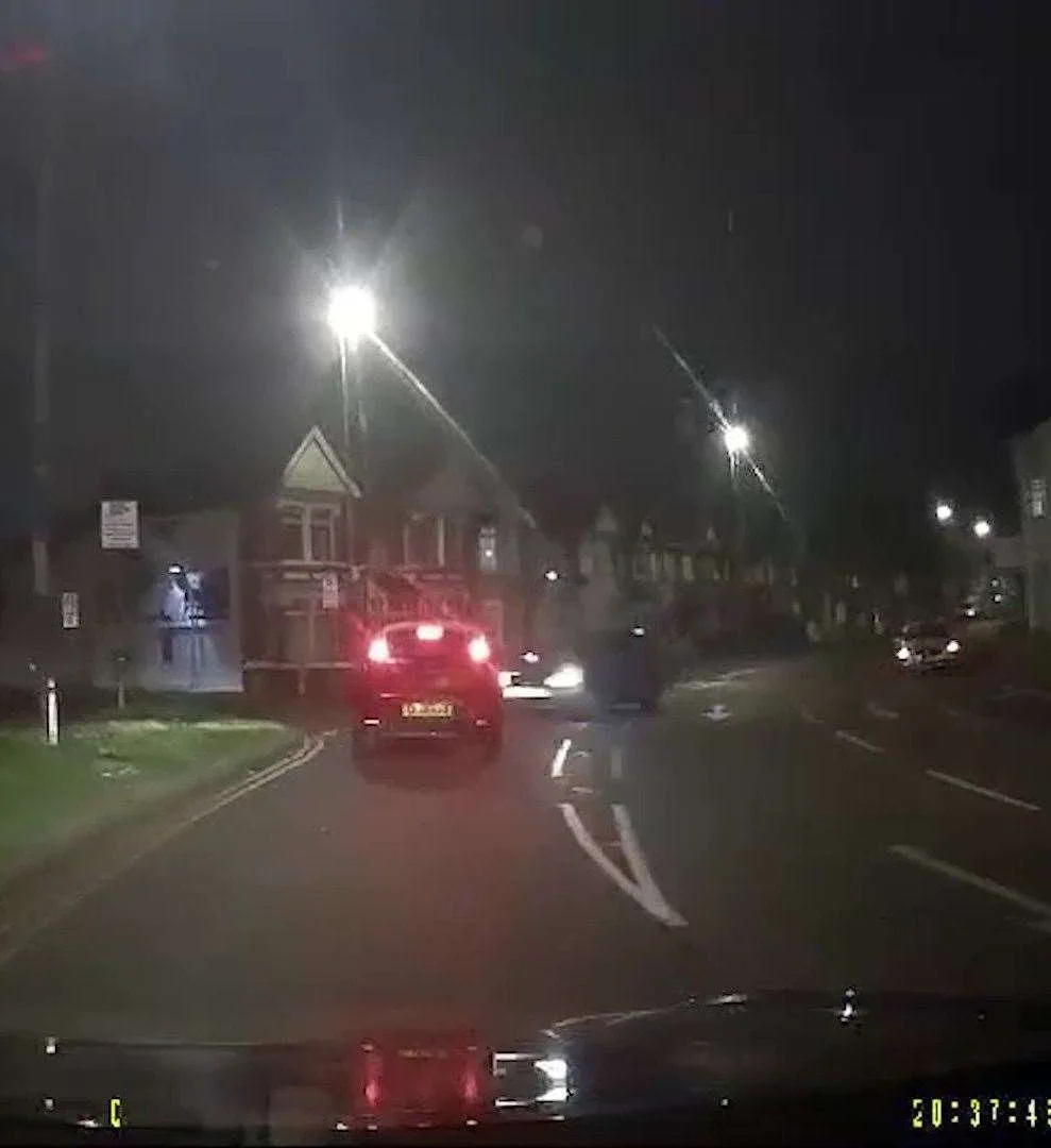 Capture vidéo capturée sur la voiture derrière la dashcam de l'accident impliquant Adele Gough