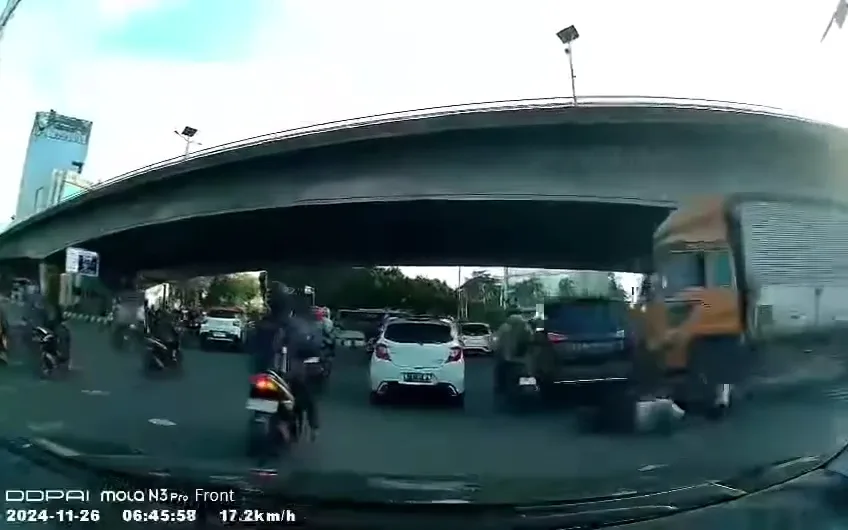 Horrifié, cet enregistrement de dashcam est un témoin silencieux de l'accident mortel d'un camion qui a tué 2 personnes à Slipi