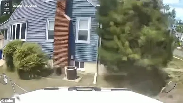 Des camions de commerce, appartenant à Zeisloft Trucking, voyageant vers le nord en s'écrasant dans un poteau téléphonique et en continuant sur la route jusqu'à entrer en collision avec une maison occupée