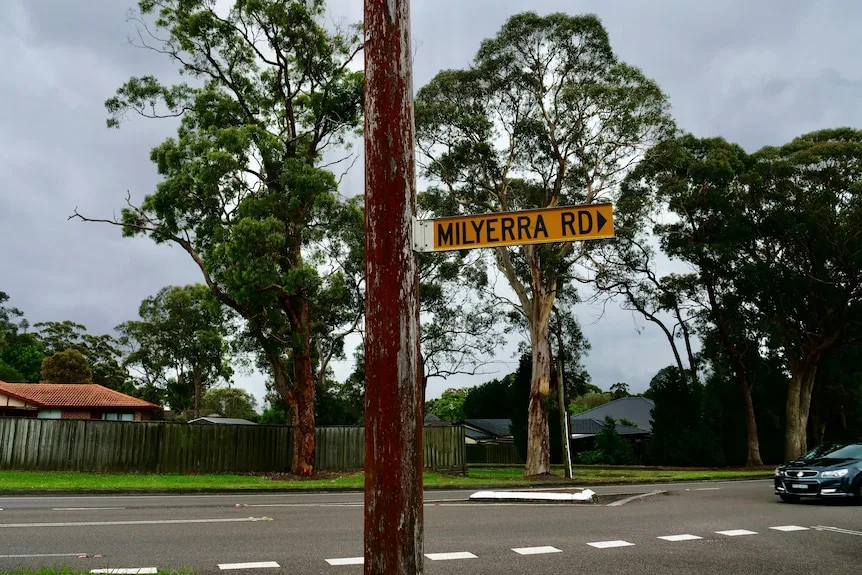 Un panneau indiquant Milyerra Road dans ce qui ressemble à une zone suburbaine