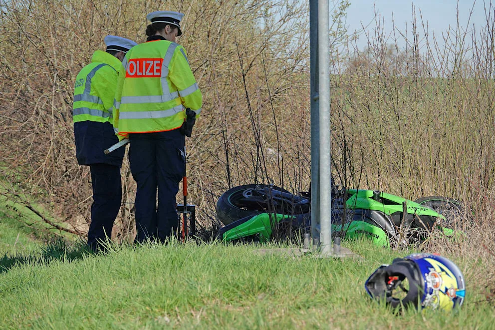 Ein Kawasaki-Fahrer (27) flog am 3. April mit seinem Motorrad von der A17 (Dresden-Prag), musste schwer verletzt per Hubschrauber in eine Klinik geflogen werden