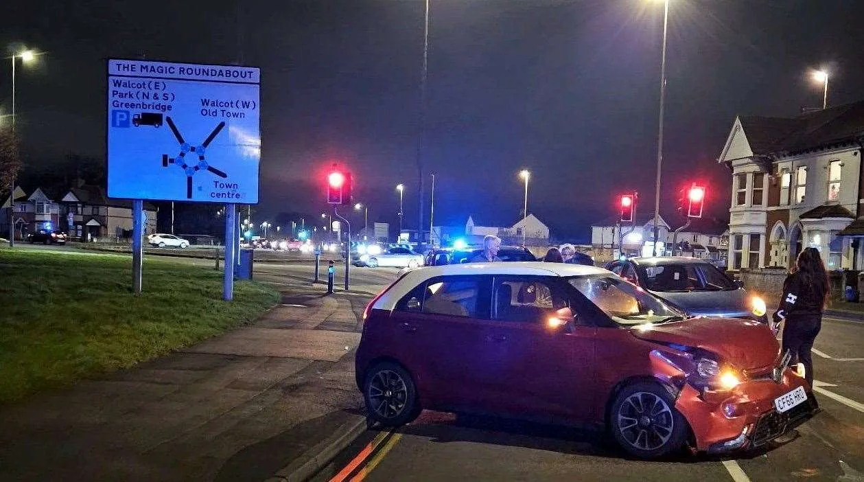 Une capture vidéo prise sur la voiture derrière la dashcam de l'accident impliquant Adele Gough