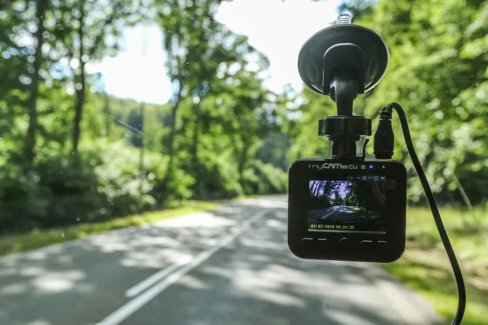 Photo d'une caméra de dash sur une route