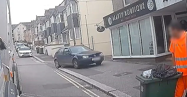 Dans un autre clip, une voiture monte sur le trottoir alors qu'elle perd patience derrière un camion.